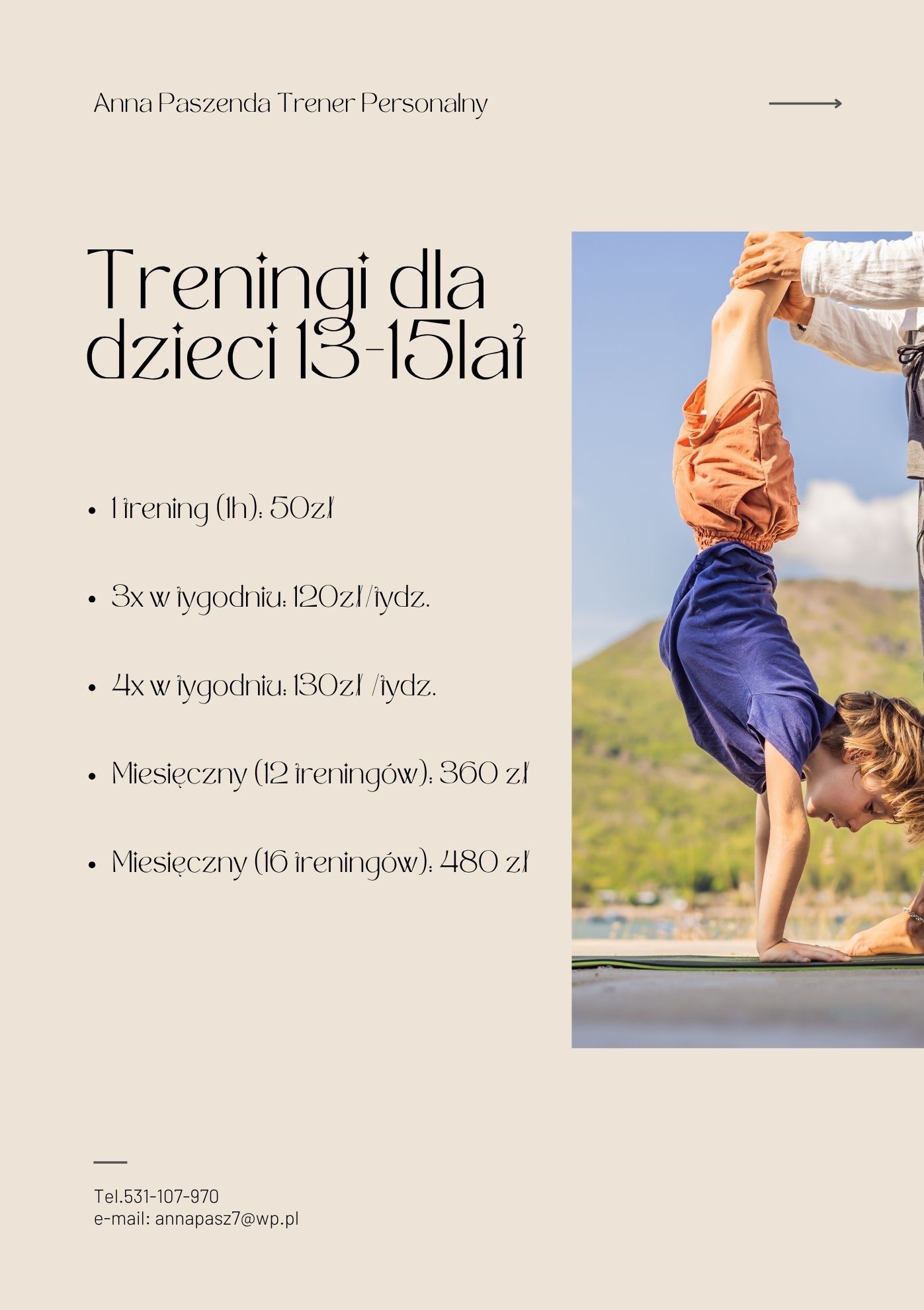 Trener pomaga dziecku w staniu na rękach na tle zieleni i błękitnego nieba. Ćwiczenia ogólnorozwojowe dla dzieci w wieku 13-15 lat z trenerem personalnym.