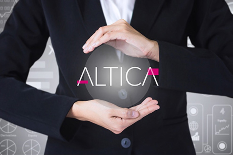 Dłonie kobiety w garniturze prezentują logo firmy ALTICA na tle wykresów finansowych. Symbolizuje kompleksowe wsparcie w księgowości, prawie i IT.