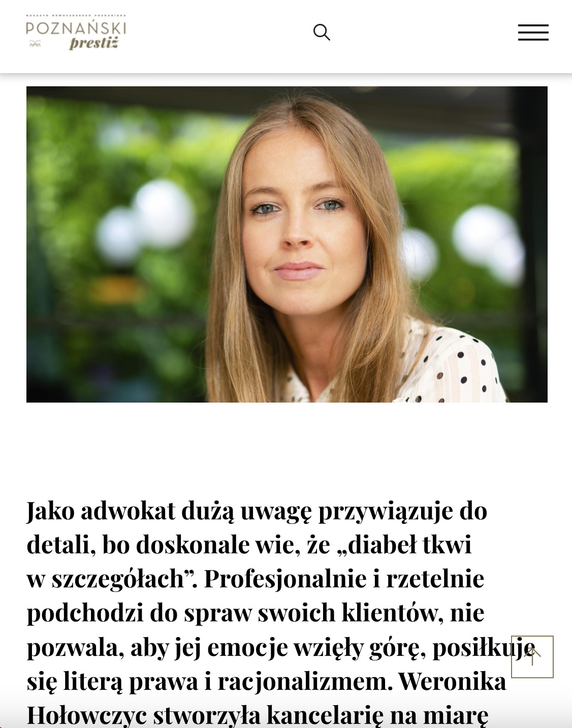 Portret profesjonalny kobiety z jasnymi włosami na tle zieleni. Ubrana w bluzkę w kropki. Spokojny wyraz twarzy, bezpośrednie spojrzenie w obiektyw.