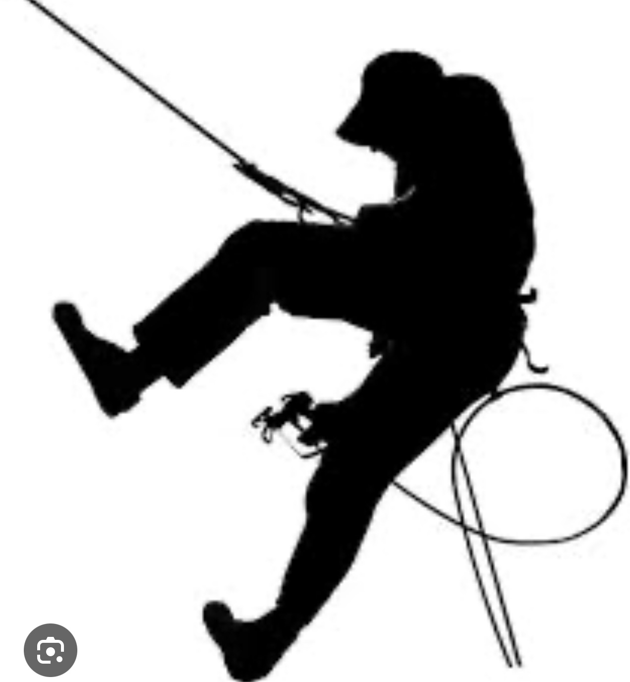 Czarno-biała sylwetka osoby w kasku, w uprzęży, opuszczającej się na linie. Widoczne liny i sprzęt asekuracyjny. Ilustracja pracy na wysokości.