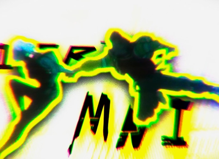 Dynamiczny montaż: Sylwetki postaci w ruchu, neonowe obrysy i nakładające się litery tworzą ekspresyjny, nowoczesny efekt wizualny.