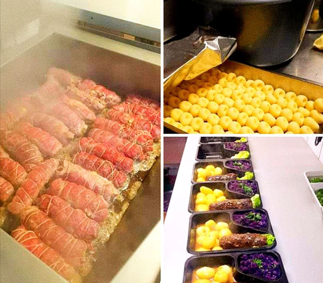 Przygotowanie roladek w bemarze, kluski w blasze i porcje obiadowe w pojemnikach na stole. Catering z mięsem, ziemniakami i kapustą.