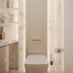 GAMKO+PARTNERS Sp. z o.o. - Elegancka, beżowa łazienka z marmurowymi płytkami, podświetleniem LED, wiszącą toaletą i dekoracyjnymi kosmetykami na półce. Minimalistyczny design z dbałością o detale.