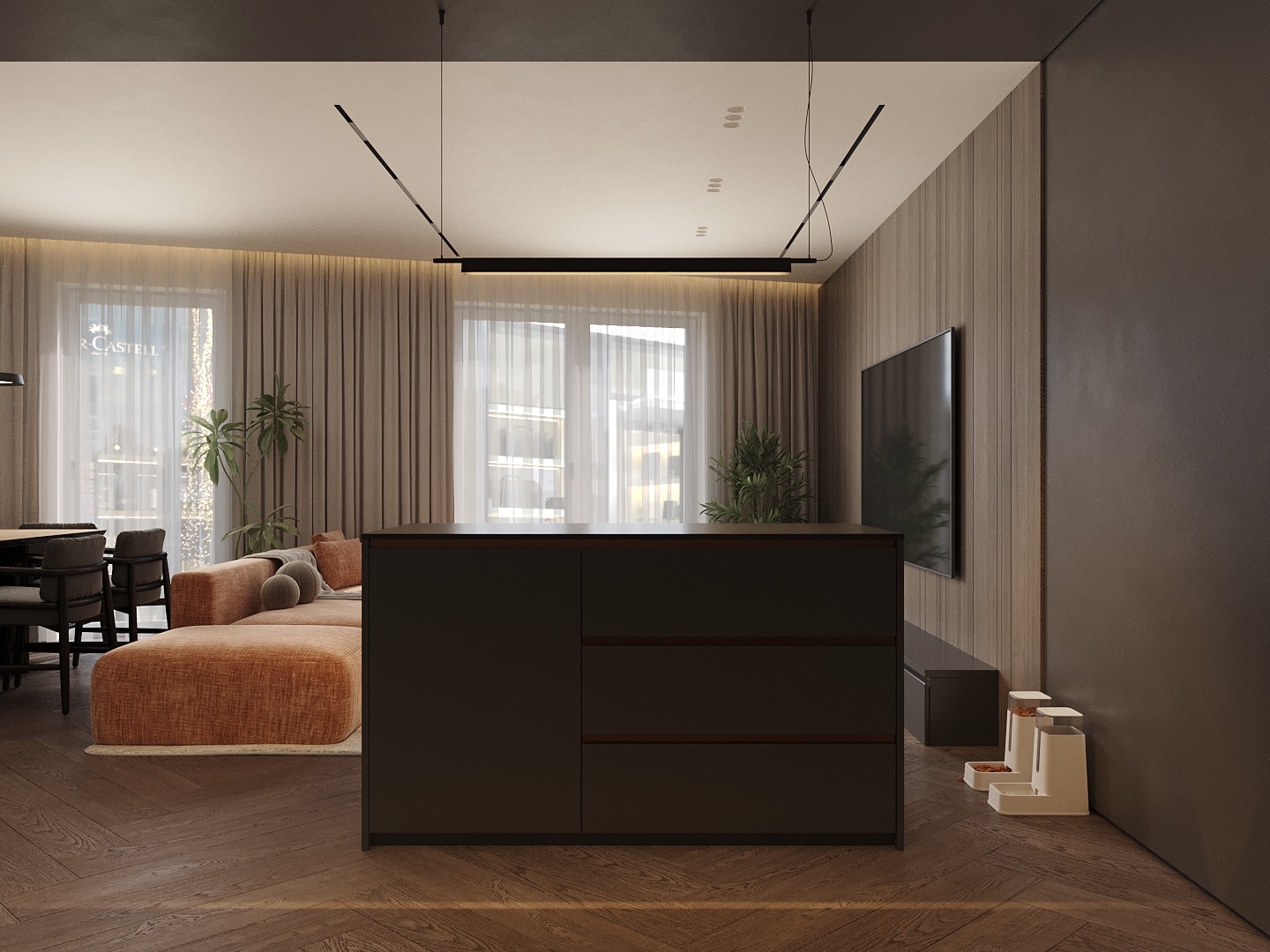 Nowoczesny salon z drewnianą podłogą w jodełkę, pomarańczową sofą i minimalistyczną zabudową. Widoczne okna z firanami i rośliny doniczkowe, tworzące przytulną atmosferę.