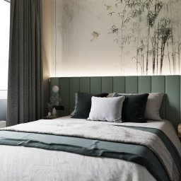 Atelier Project Viktar Danilevich - Stylowa sypialnia z zielonym zagłówkiem, tapetą w bambusy i wiszącymi lampami. Minimalistyczny design z akcentami natury i stonowaną kolorystyką.
