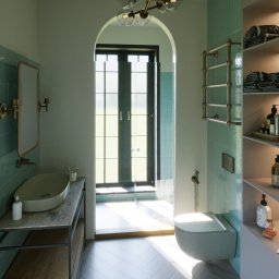 Atelier Project Viktar Danilevich - Nowoczesna łazienka z turkusowymi płytkami, owalną umywalką na marmurowym blacie i dużym oknem łukowym, doświetlona naturalnym światłem.