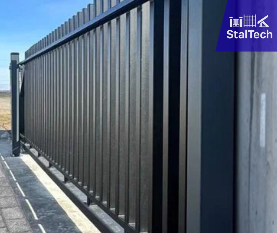 Nowoczesna brama przesuwna z pionowych paneli w Jabłonowie Pomorskim. Ciemnoszara kolorystyka, minimalistyczny design, widoczne elementy konstrukcyjne.