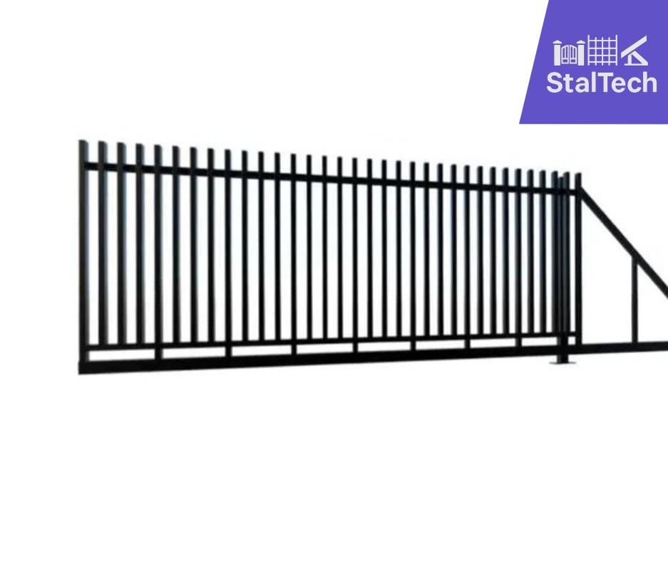 Nowoczesna, przesuwna brama wjazdowa z czarnych metalowych sztachet na białym tle, widok z boku, z logo firmy StalTech w prawym górnym rogu.