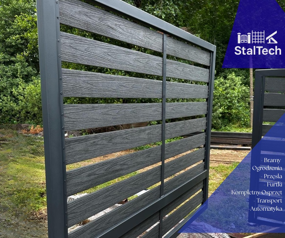 Nowoczesna brama wjazdowa z kompozytowymi panelami w odcieniach szarości, z widoczną strukturą drewna. Metalowa rama w kolorze grafitowym. Tło: zielona roślinność.