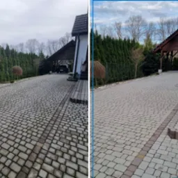 Zdjęcie kostki brukowej przed i po czyszczeniu. Lewa strona brudna, prawa wyczyszczona, ukazująca różnicę w kolorze i wyglądzie. Widoczne domy i zieleń w tle.