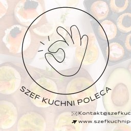 Szef Kuchni Poleca - Eleganckie kanapeczki z kawiorem, łososiem i krewetkami na jasnym tle z awokado i cytryną, ozdobione logo firmy. Idealne na catering.