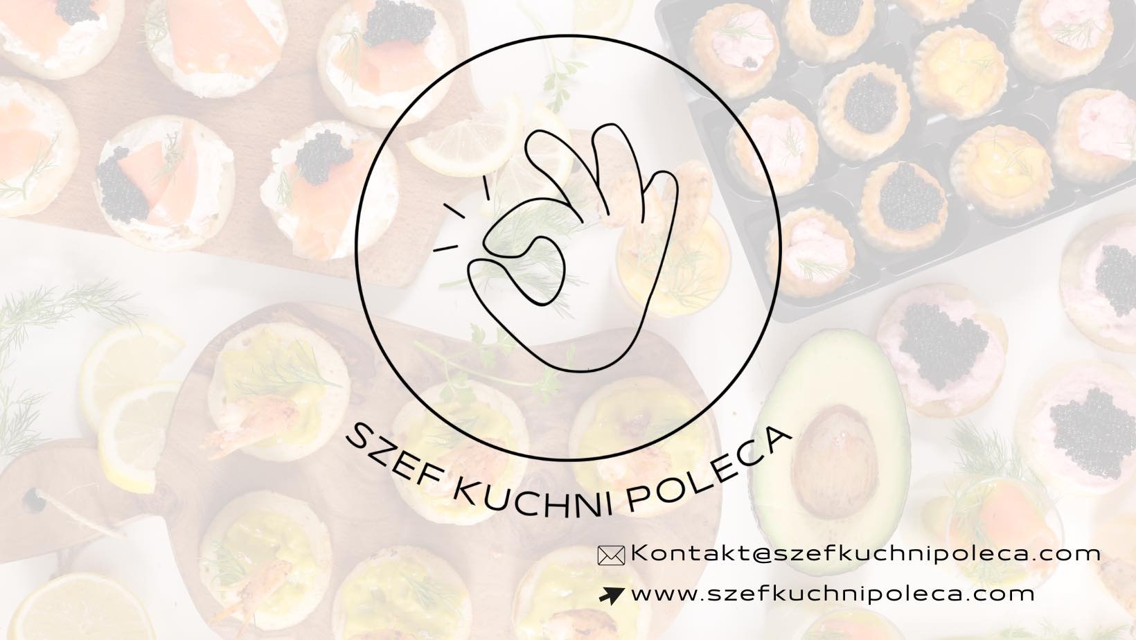 Eleganckie kanapeczki z kawiorem, łososiem i krewetkami na jasnym tle z awokado i cytryną, ozdobione logo firmy. Idealne na catering.