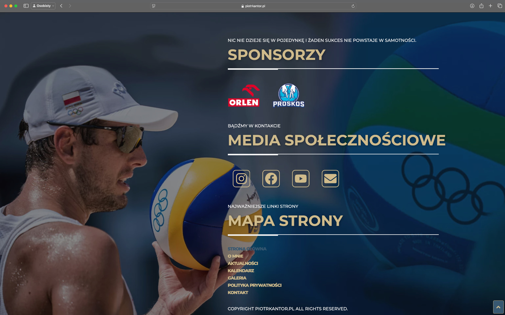 Zrzut ekranu strony internetowej sportowca z logotypami sponsorów, linkami do mediów społecznościowych i mapą strony. Widoczny sportowiec z piłką.