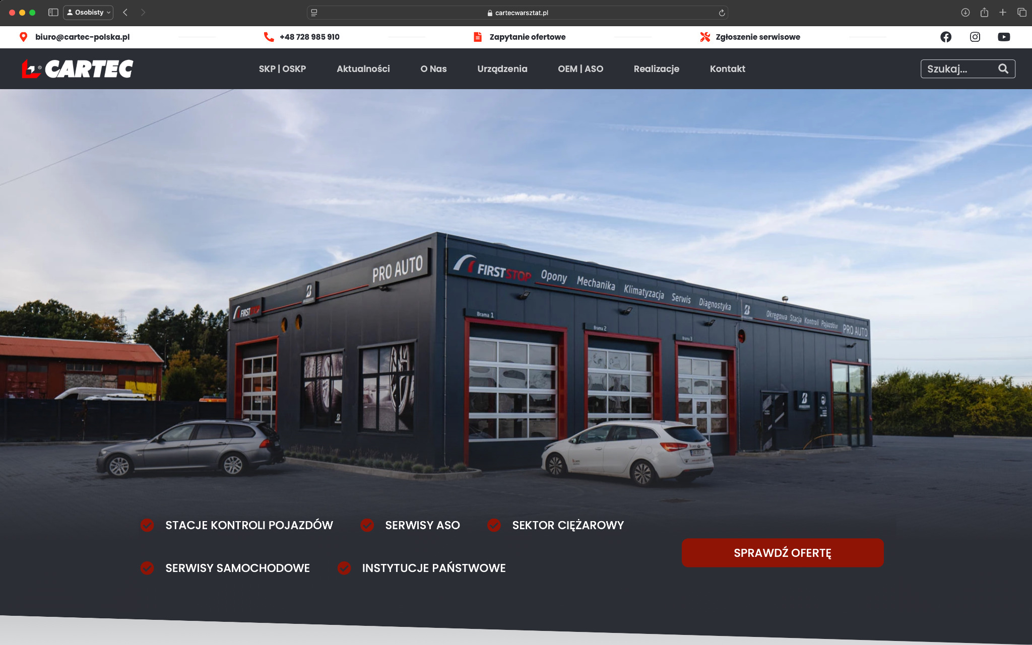 Nowoczesny budynek stacji kontroli pojazdów Cartec z trzema bramami garażowymi i logo First Stop. Na parkingu zaparkowane dwa samochody osobowe.