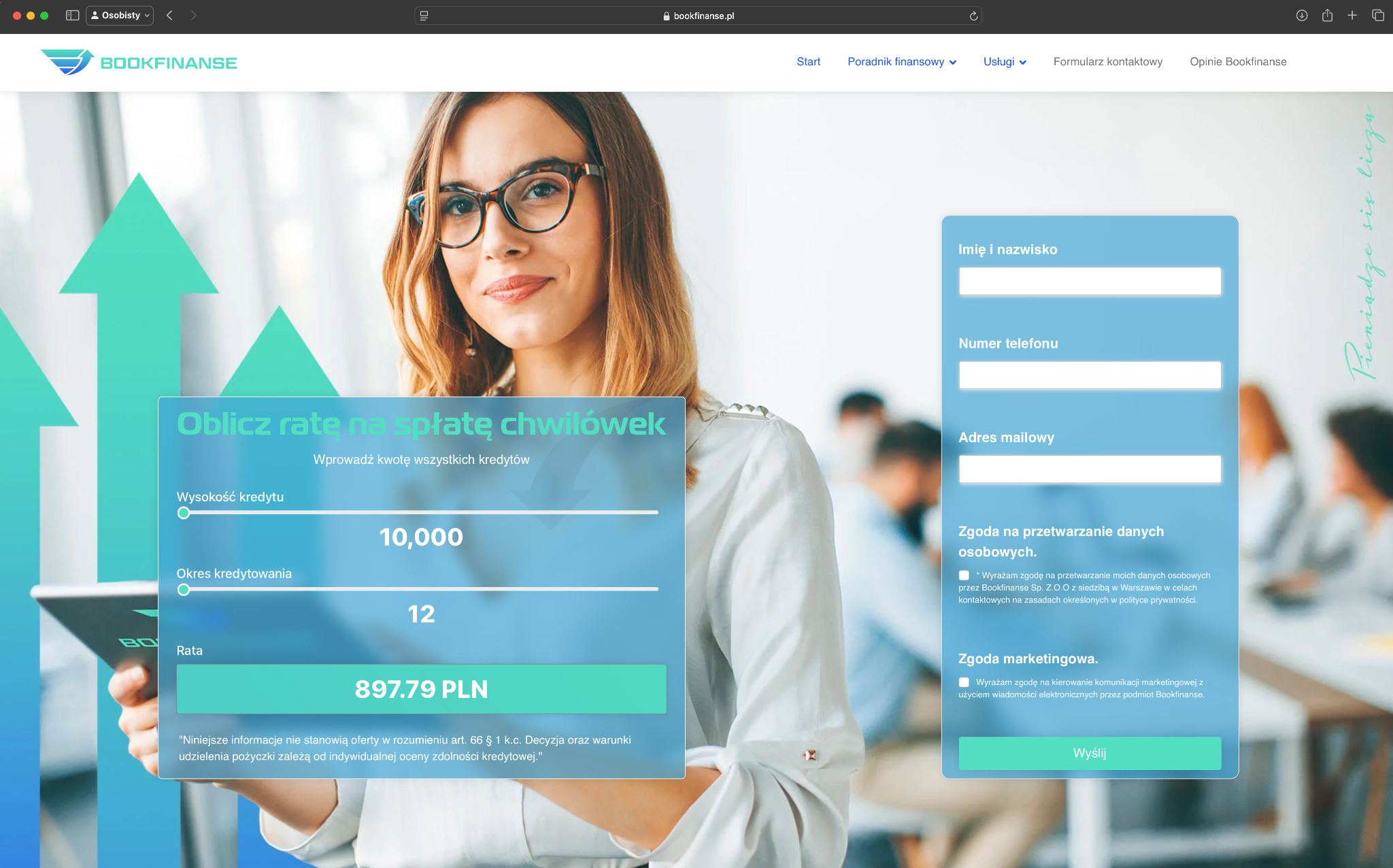 Kobieta z okularami prezentuje na tablecie kalkulator kredytowy Bookfinanse.pl z formularzem kontaktowym w tle, sugerującym usługi finansowe online.