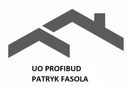 Szary graficzny symbol dachu, pod nim nazwa firmy 'UO PROFIBUD PATRYK FASOLA' na białym tle. Minimalistyczny design, czcionka bezszeryfowa.