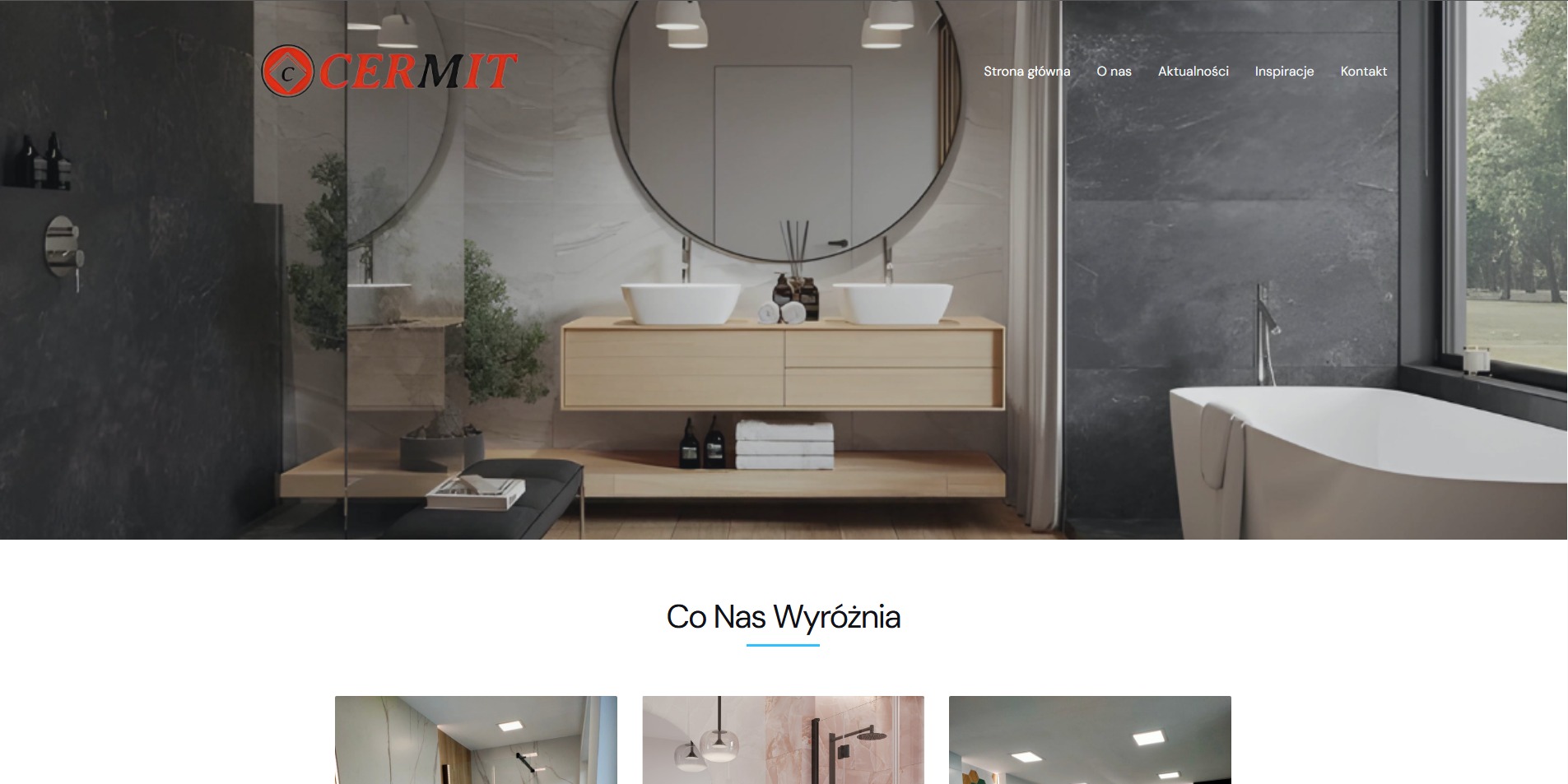 Nowoczesna łazienka z podwójną umywalką, okrągłym lustrem i minimalistycznym designem. Widoczny fragment strony internetowej z logo firmy.