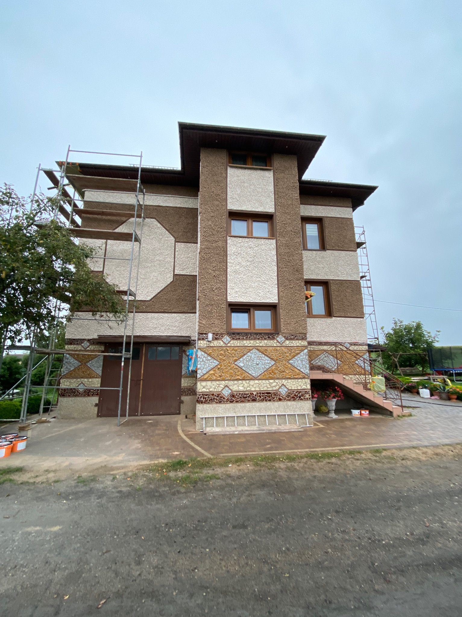 Budynek po umyciu, gruntowaniu, przygotowaniu do malowania. Efekt końcowy jeden ściany