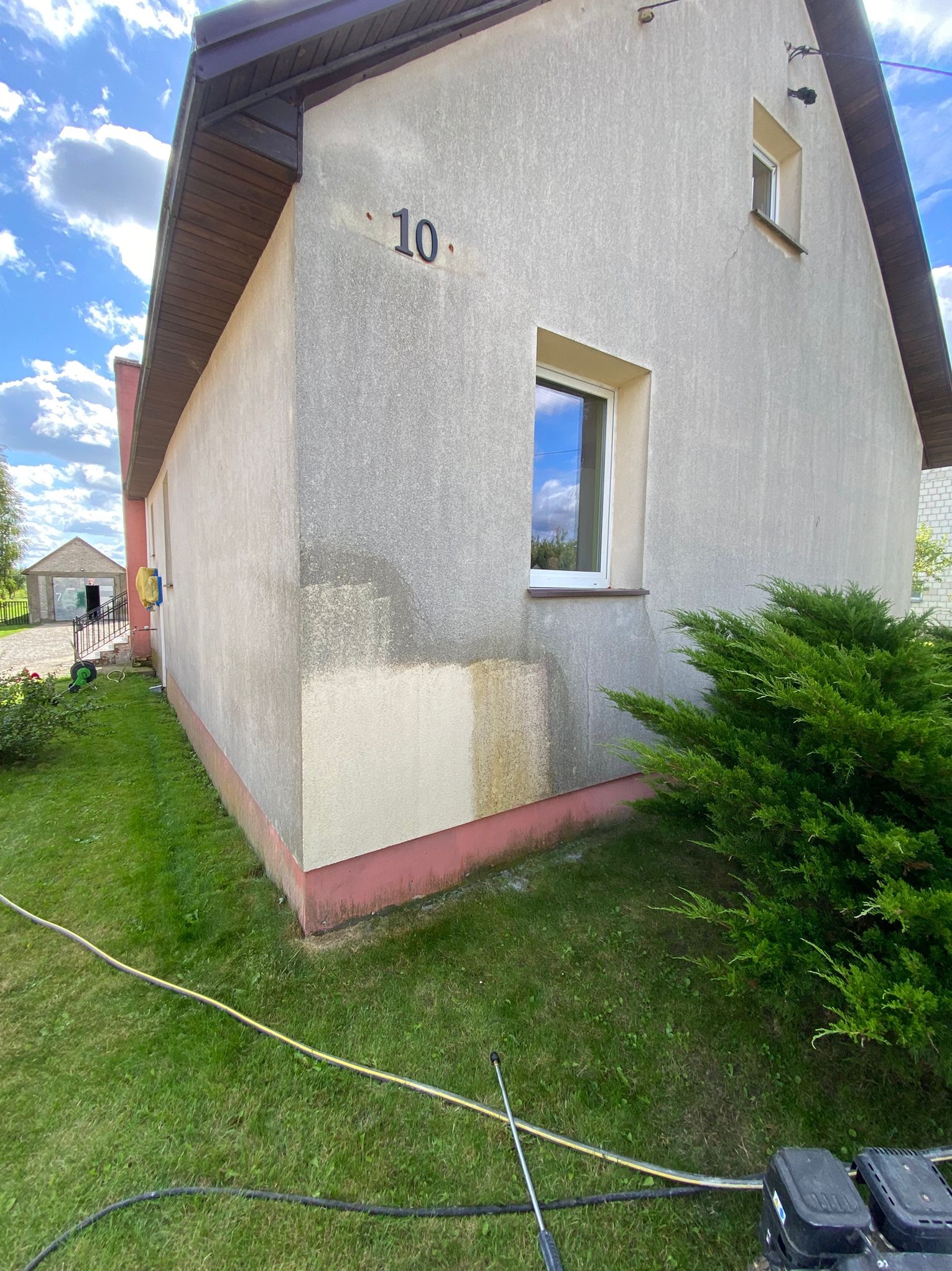 Próbne użycie środków czystości w celu weryfikacji brudu na elewacji