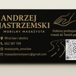 Elegancka wizytówka mobilnego masażysty z Wrocławia, w kolorze czarnym ze złotymi napisami, zawiera dane kontaktowe i kod QR do Instagrama.