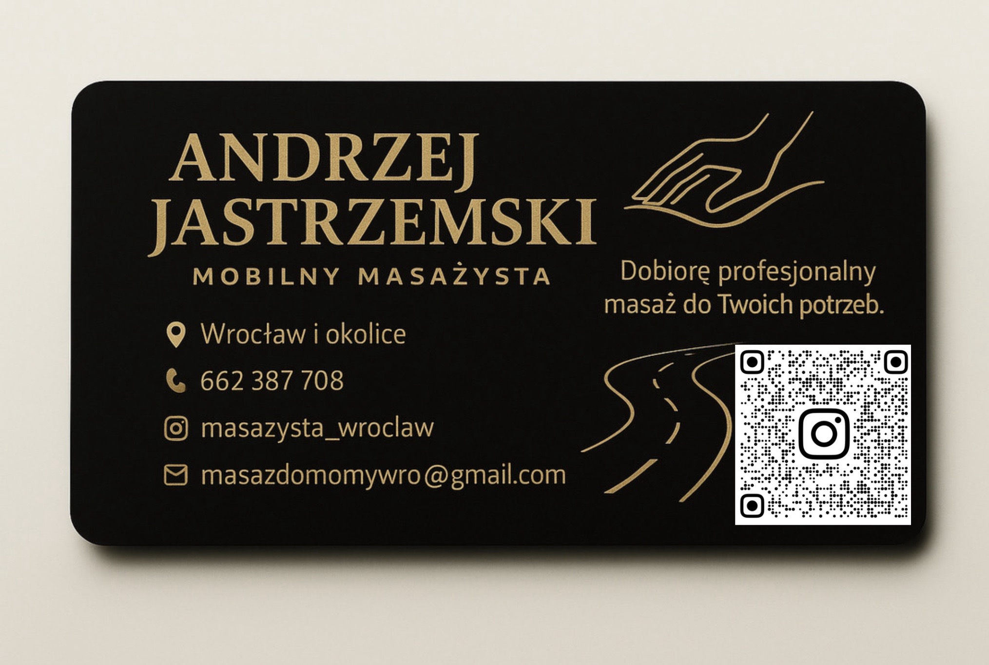 Elegancka wizytówka mobilnego masażysty z Wrocławia, w kolorze czarnym ze złotymi napisami, zawiera dane kontaktowe i kod QR do Instagrama.