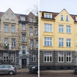 Kamienica przed i po renowacji elewacji. Po lewej budynek ze zniszczoną fasadą, po prawej odnowiony, pomalowany na żółto z szarym cokołem. Na rusztowaniu pracownicy.