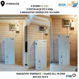 BIAN-TIKO MACIEJ KIERZNOWSKI - Montaż magazynu energii FoxESS All in One AIO-H3-10.0-E w drewnianym wnętrzu. Widoczne trzy instalacje po 5 kWp, zlokalizowane w Stawigudzie.
