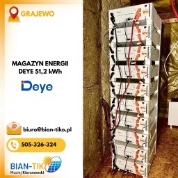 BIAN-TIKO MACIEJ KIERZNOWSKI - Pionowy układ modułów magazynu energii Deye 51,2 kWh, z widocznymi kablami i złączami, zainstalowany w pomieszczeniu z wykończeniem z płyty OSB.