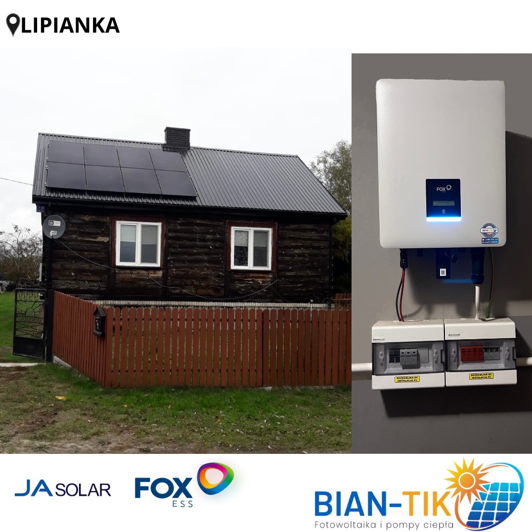 Dom z panelami słonecznymi na dachu, obok biały inwerter FOX ESS i rozdzielnica. Widoczne logo firm JA Solar i Bian-Tik. Realizacja instalacji fotowoltaicznej.