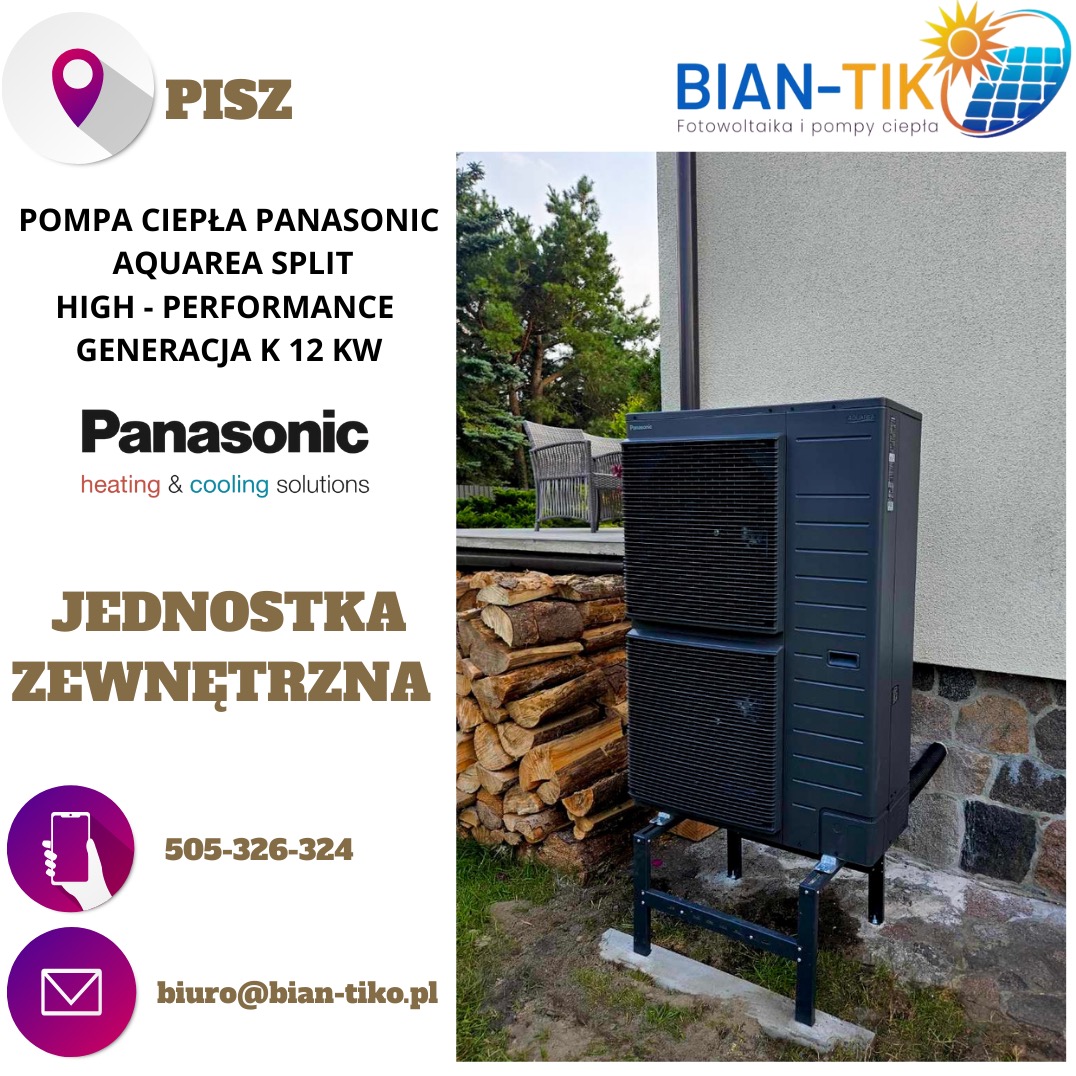 Zewnętrzna jednostka pompy ciepła Panasonic Aquarea Split, zainstalowana przy ścianie budynku, z widocznym stosem drewna w tle. Prezentacja instalacji.