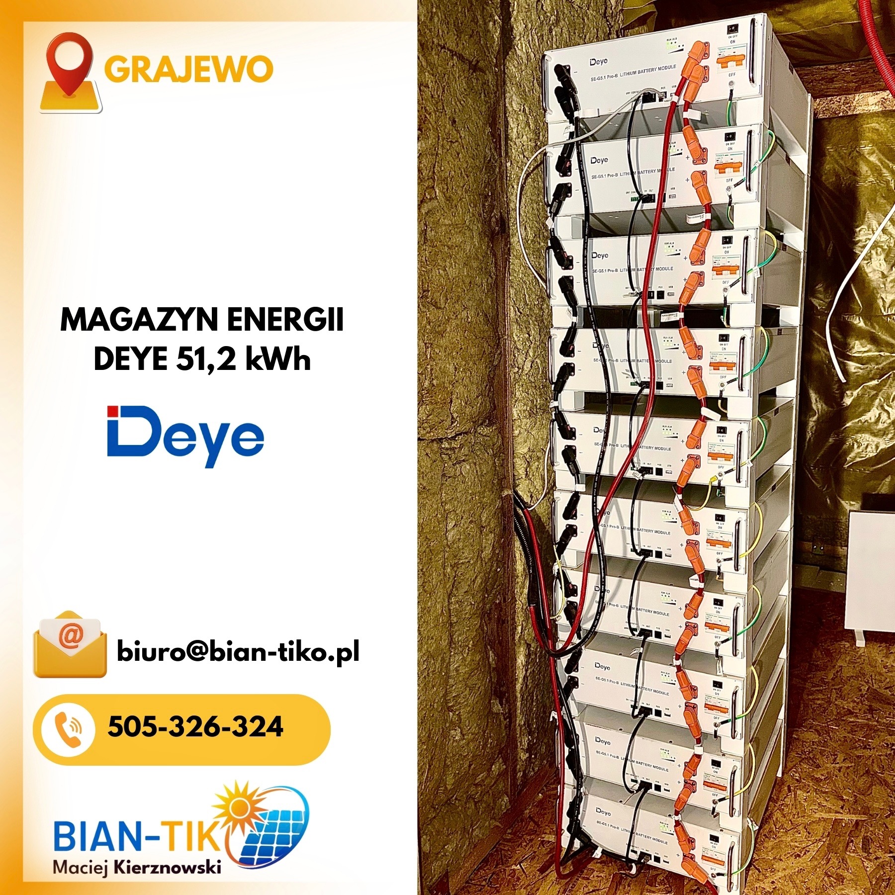 Pionowy układ modułów magazynu energii Deye 51,2 kWh, z widocznymi kablami i złączami, zainstalowany w pomieszczeniu z wykończeniem z płyty OSB.