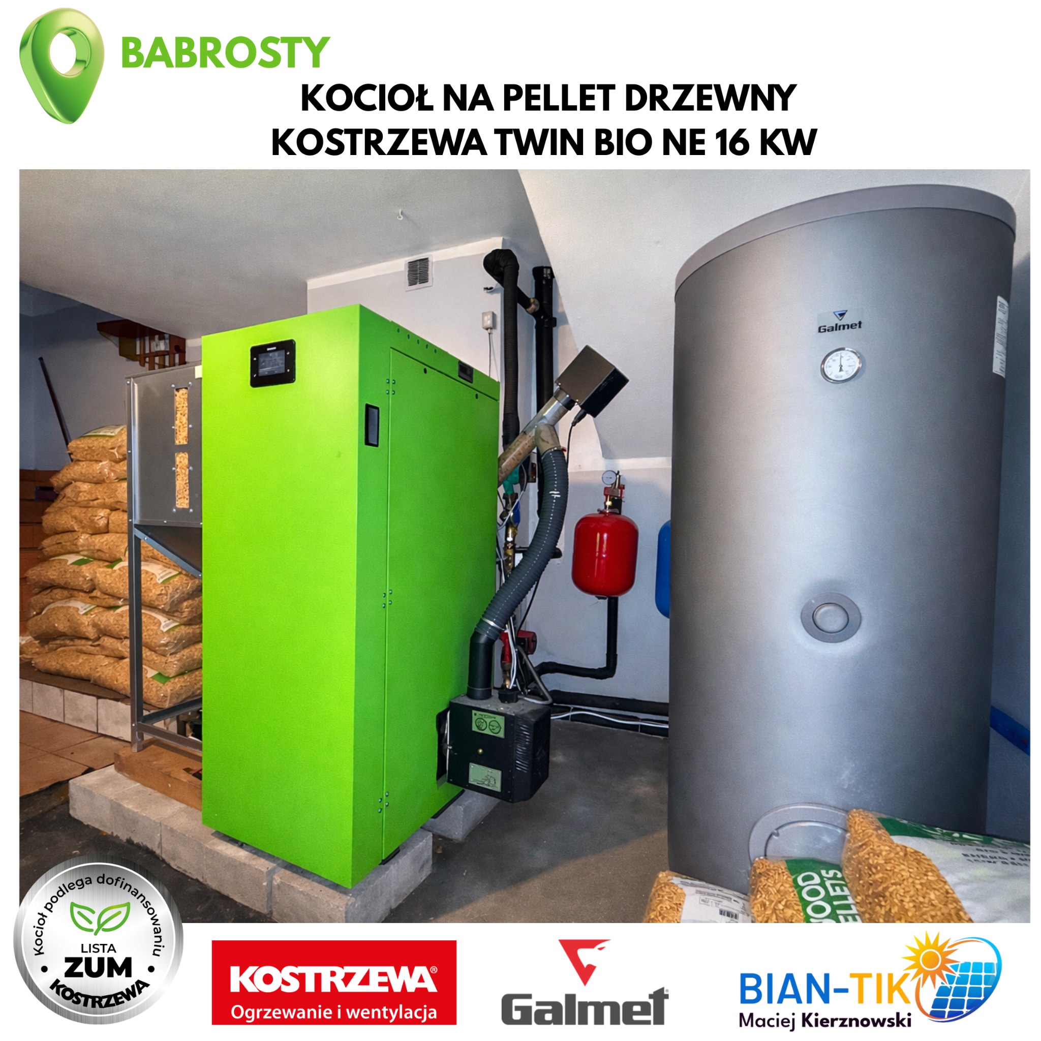Kocioł na pellet drzewny Kostrzewa Twin Bio NE 16 kW, z zasobnikiem Galmet, worki z pelletem w tle. Zielony korpus kotła, szary zasobnik. Instalacja w kotłowni.