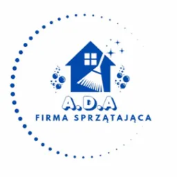 Niebieskie logo firmy sprzątającej ADA z motywem domu, miotły i bąbelków, otoczone spiralą z kropek na białym tle. Minimalistyczny design.