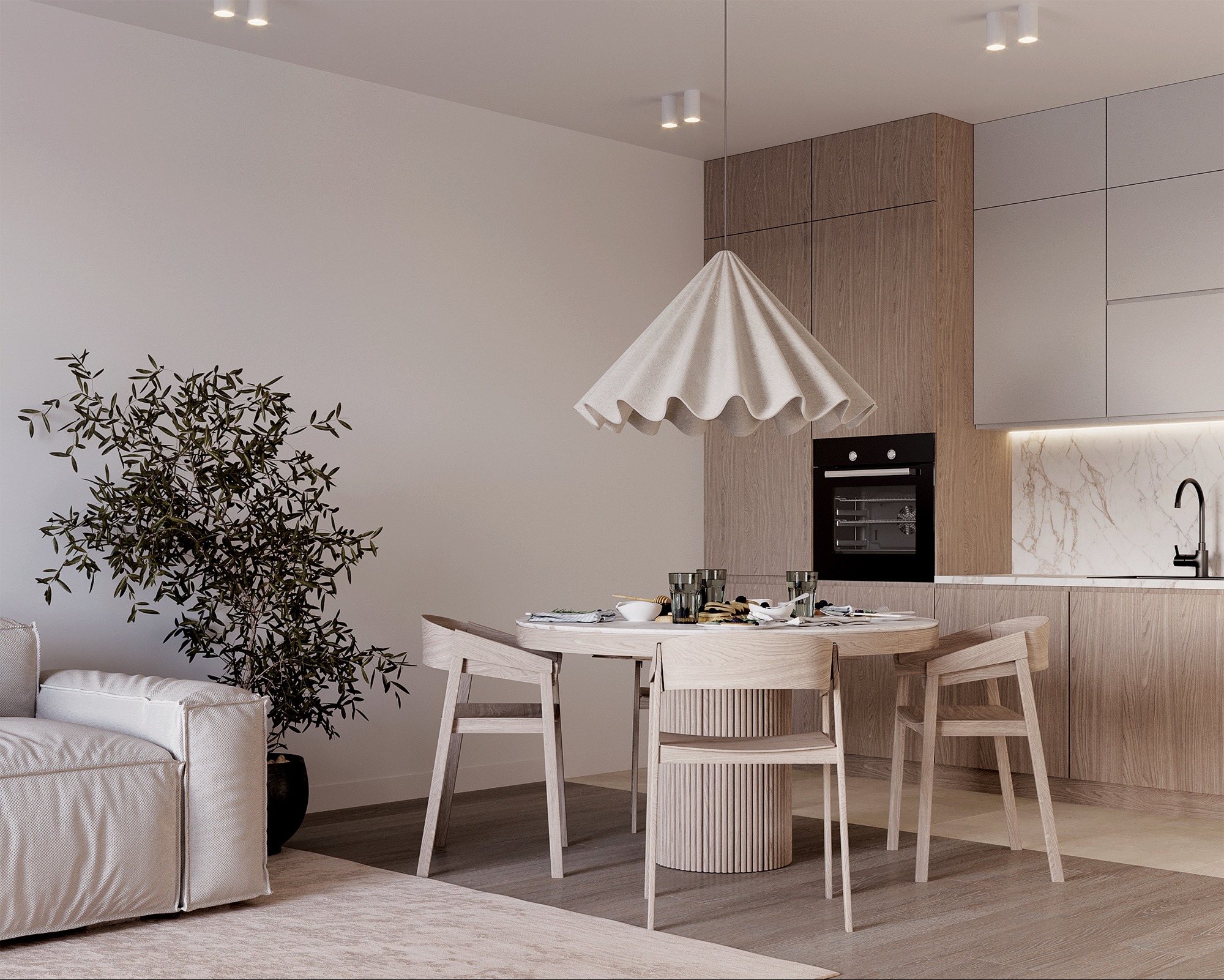 Jasne, nowoczesne wnętrze: okrągły stół z drewna, krzesła o unikalnym designie, minimalistyczna kuchnia z drewnianymi frontami, designerska lampa i roślina w rogu pokoju.