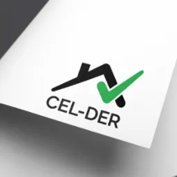 Logo firmy CEL-DER na białej kartce z czarnym symbolem domu i zielonym znakiem akceptacji, leżącej na szarym tle. Minimalistyczny design.