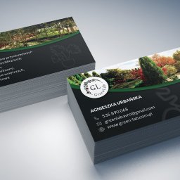 CLICK MADE KAROLINA WCISŁO - Stos wizytówek firmy GreenLab z zakresem usług ogrodniczych: projektowanie, pielęgnacja, aranżacja roślin. Wizytówka z logo, danymi kontaktowymi Agnieszki Urbańskiej.