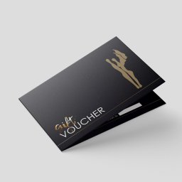 CLICK MADE KAROLINA WCISŁO - Elegancki, otwarty voucher prezentowy w czerni ze złotymi akcentami i logo, leżący na jasnym tle. Minimalistyczny design, widoczny fragment kodu rabatowego.