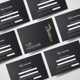 CLICK MADE KAROLINA WCISŁO - Eleganckie, czarne vouchery prezentowe z białymi polami do wypełnienia i złotym napisem 'Gift Voucher' ułożone pod kątem na ciemnym tle.