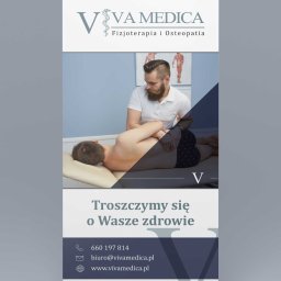 CLICK MADE KAROLINA WCISŁO - Roll-up firmy Viva Medica z fizjoterapeutą wykonującym masaż pacjentowi. Widoczne logo, dane kontaktowe i hasło: Troszczymy się o Wasze zdrowie.