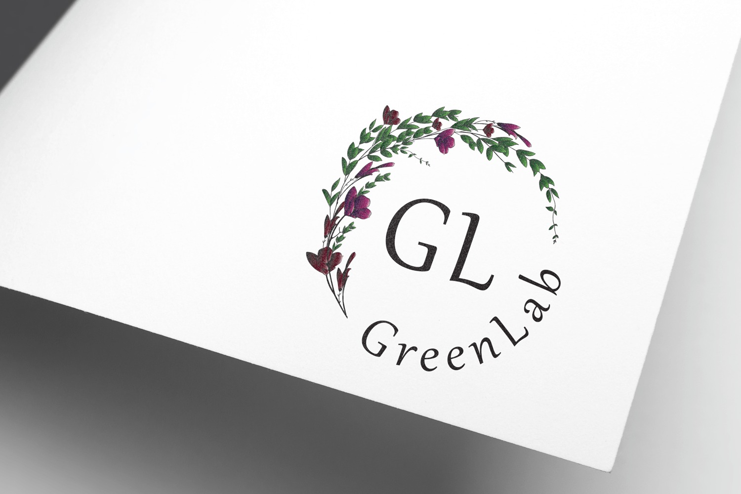 Logo 'GL GreenLab' otoczone wiankiem z zielonych liści i fioletowych kwiatów na białym tle. Minimalistyczny design, subtelne kolory, nowoczesny styl.