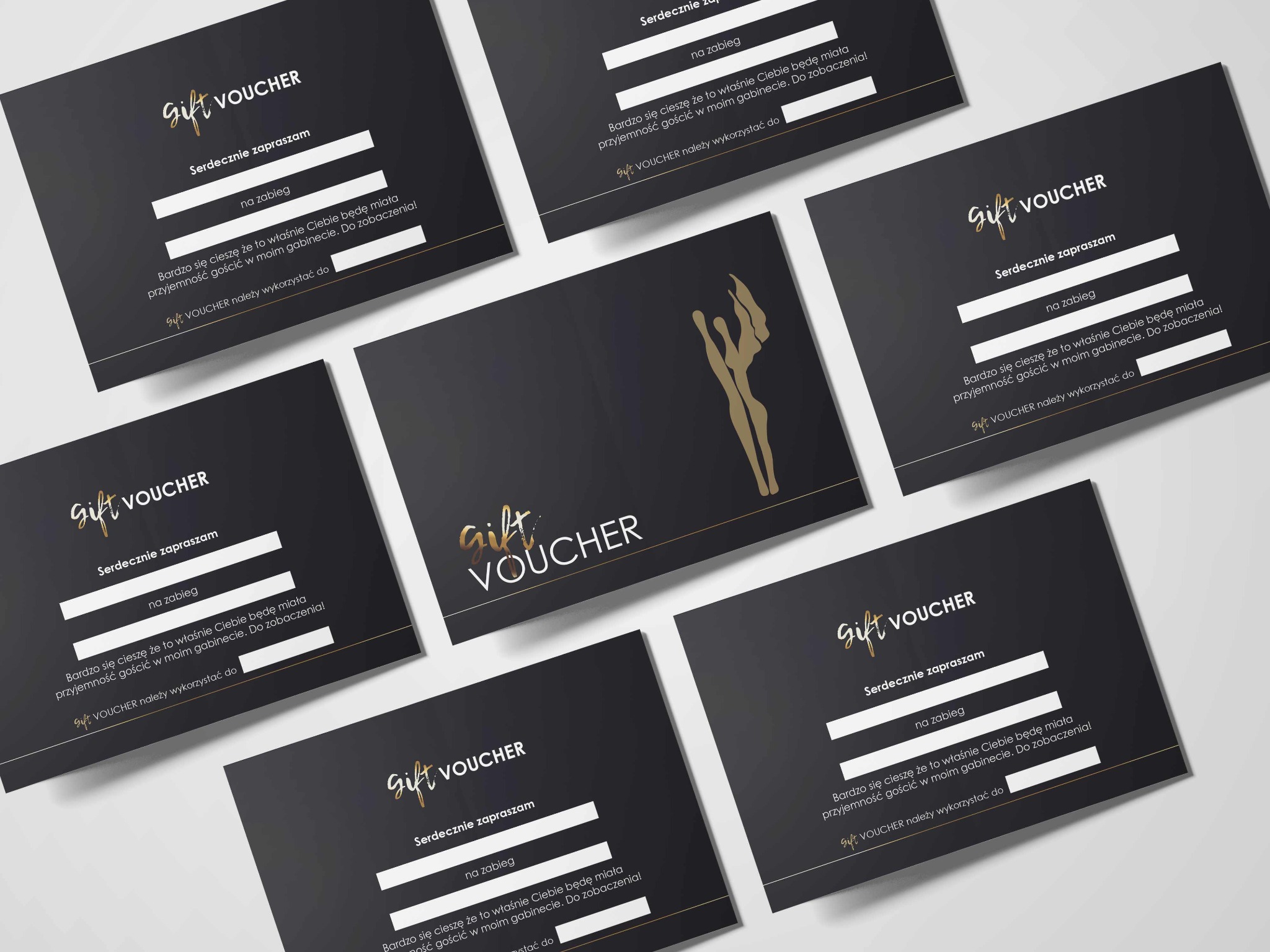 Eleganckie, czarne vouchery prezentowe z białymi polami do wypełnienia i złotym napisem 'Gift Voucher' ułożone pod kątem na ciemnym tle.