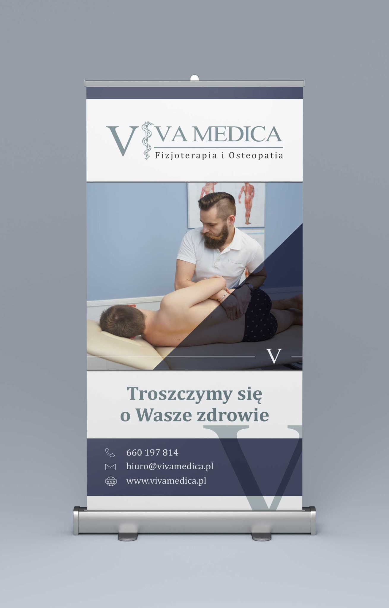 Roll-up firmy Viva Medica z fizjoterapeutą wykonującym masaż pacjentowi. Widoczne logo, dane kontaktowe i hasło: Troszczymy się o Wasze zdrowie.