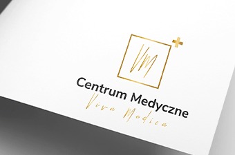 Minimalistyczne logo Centrum Medycznego Viva Medica w kolorze złotym, umieszczone na białym tle z delikatnym cieniem, podkreślającym jego elegancki design.