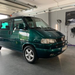 Autoodnova - Zielony bus VW T4 po detailingu w myjni, widoczne polerki i lampy. Plakat z hasłem 'Time is on your side'. Błyszczące lakierowanie.