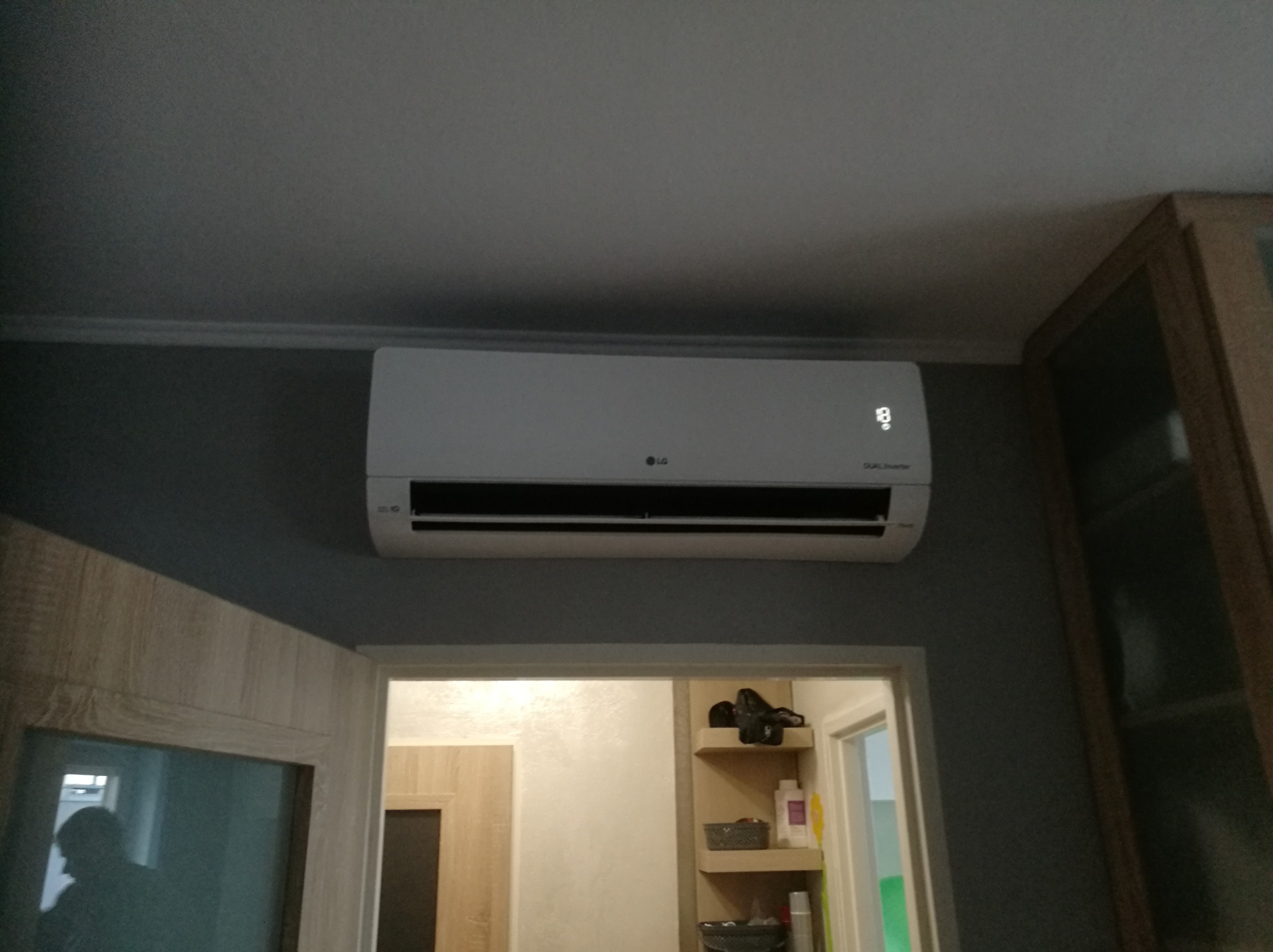 W korytarzu obsługując kilka pokoi