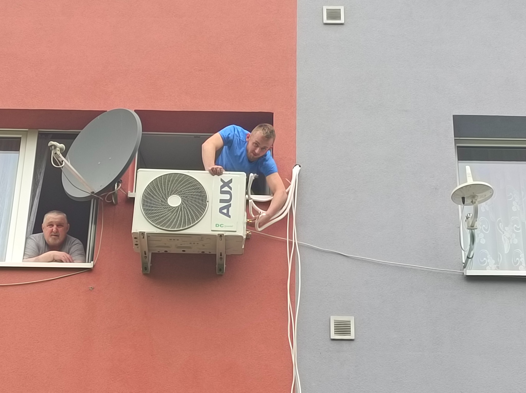 Na elewacji bez dostępu z zewnątrz.