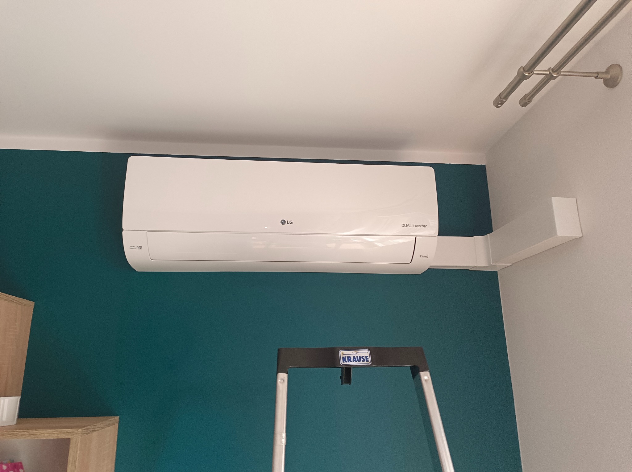 Z użyciem koryt maskujących.