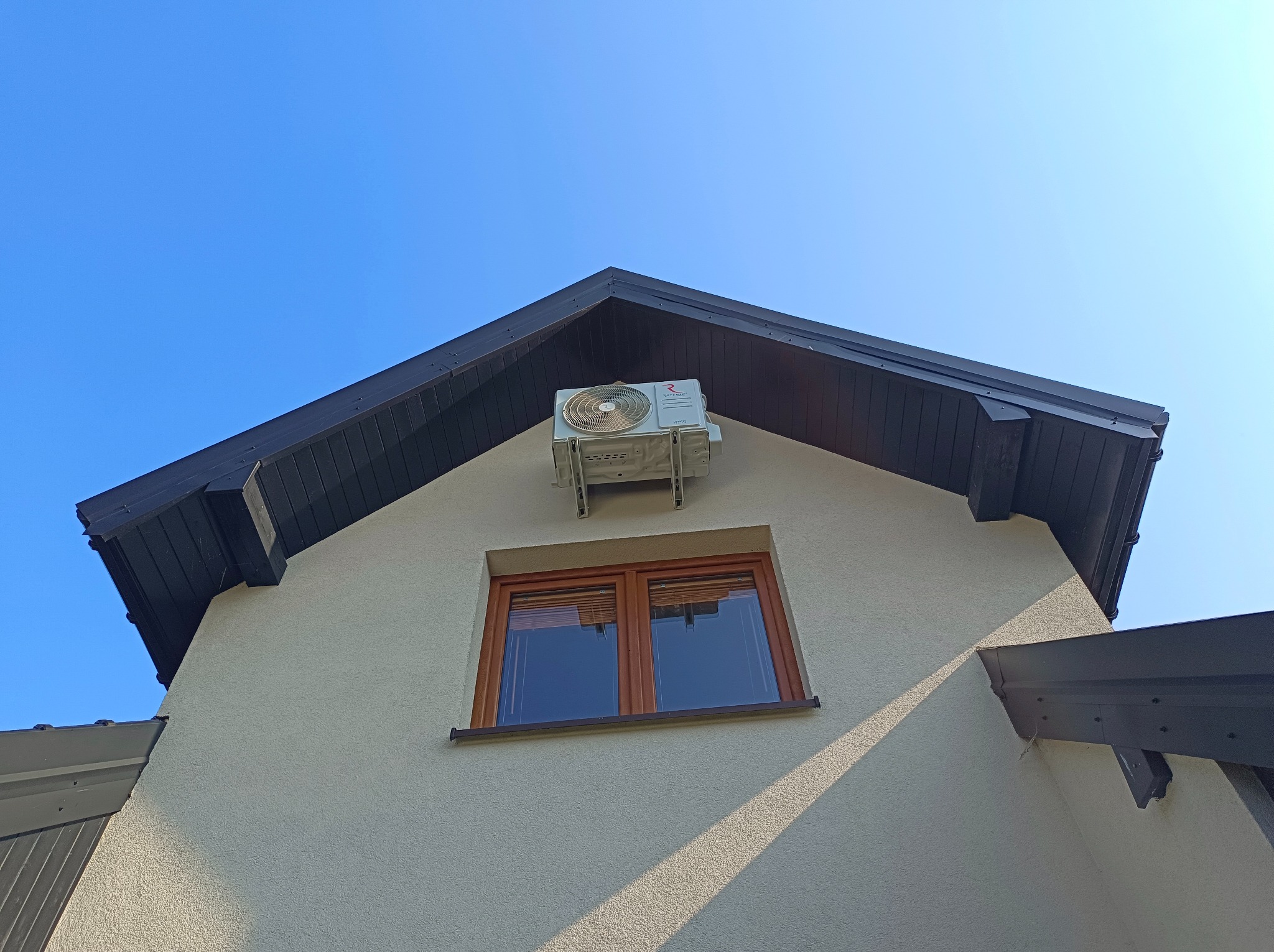 Dla niepoznaki w mało widocznym miejscu.