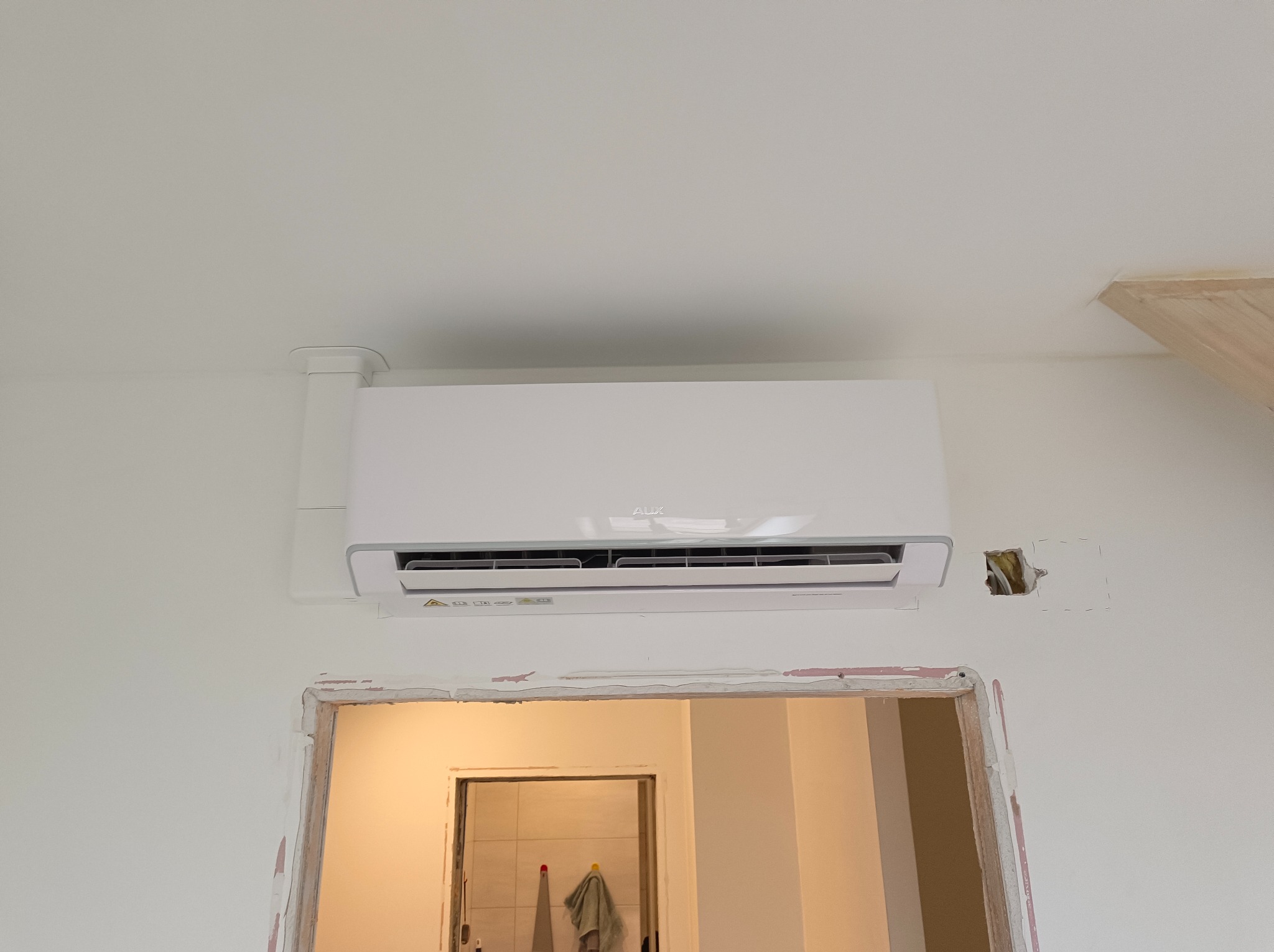 Z pompką w korytku.