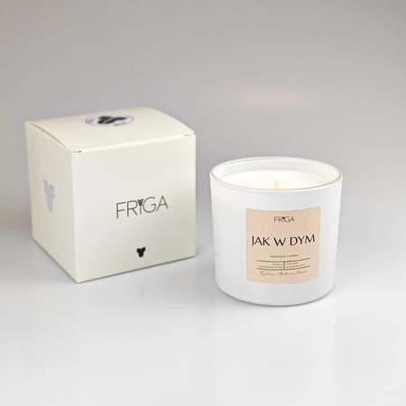 Świeca zapachowa 'Jak w dym' marki Friga w białym szkle, obok pudełko z logo. Minimalistyczny design, jasne tło.